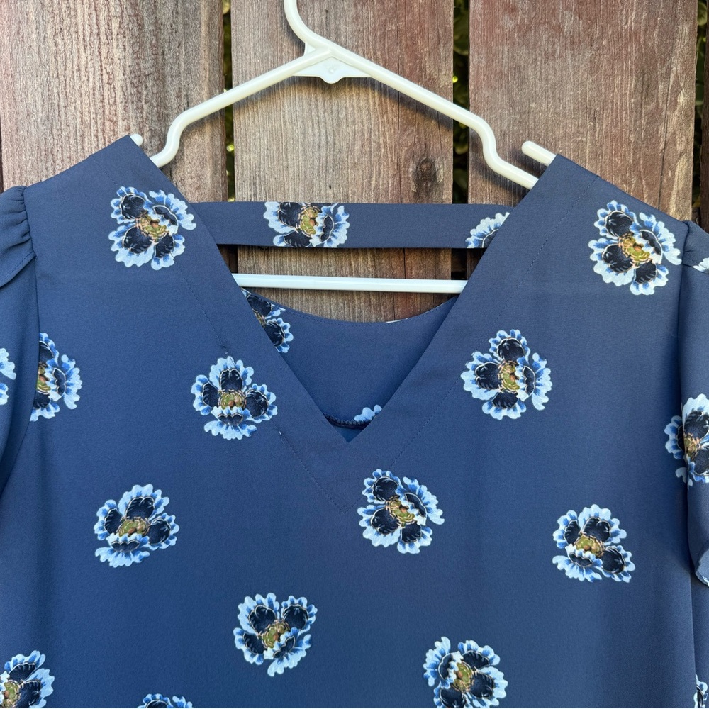 Loft Floral Print  Blue Flutter Sleeve Blouse Size Small - Picture 11 of 14